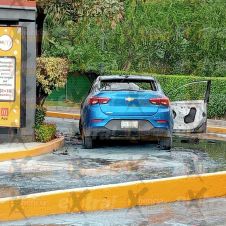 Se prende auto en el McDonalds de El Polvorín