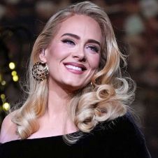 Adele agradece la Invitación para conocer como se fabrican los peluches del Dr. Simi