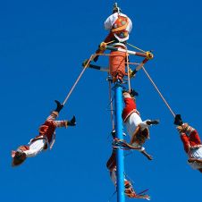 VIDEO: Papá hace que su bebé imite a un volador de Papantla