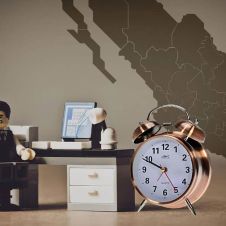 Posponen decisión sobre la reforma de jornada laboral en México
