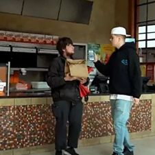 VIDEO: Declarado inocente repartidor de comida después de disparar a Youtuber en una broma pesada