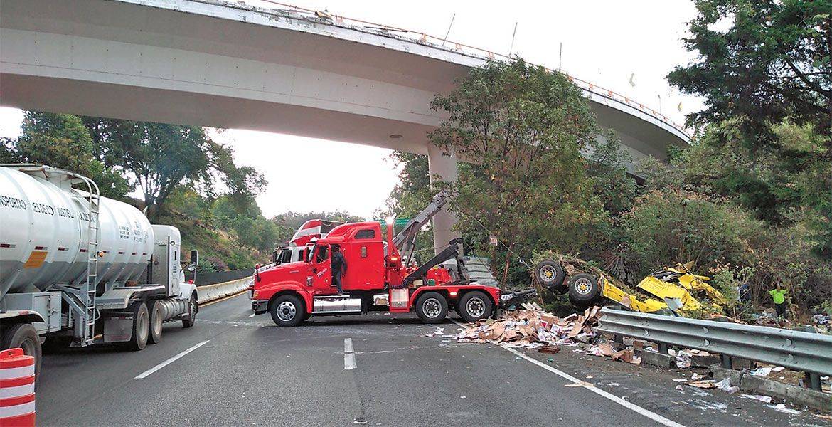 Cae tráiler de puente en La Pera-Cuautla