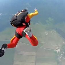VIDEO: Instructor salva a mujer que se desmayó durante salto en paracaídas