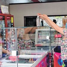 Inicia reducción de aforos al 50 y 30% en establecimientos