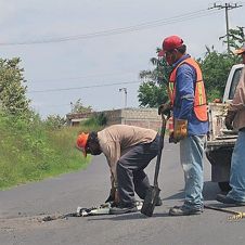 Realizan bacheo en carreteras de Morelos