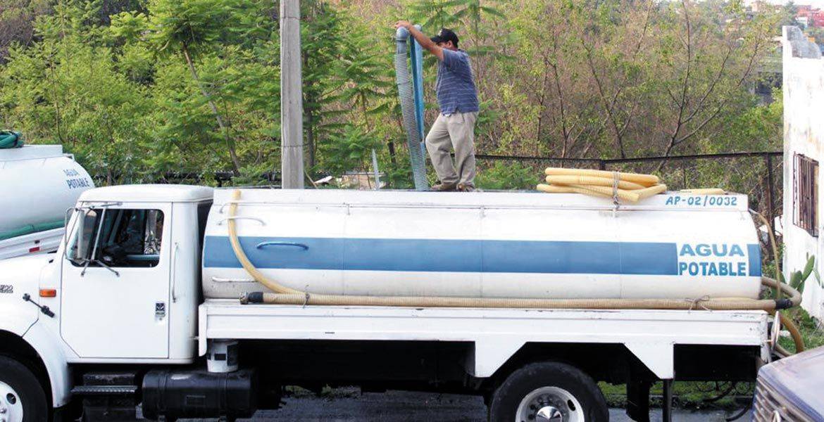 Surten a 8 colonias más con pipas de agua