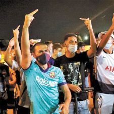 Se manifiestan. Fans exigieron la salida de Josep Maria Bartomeu, presidente del Barcelona, por dejar ir a Messi.