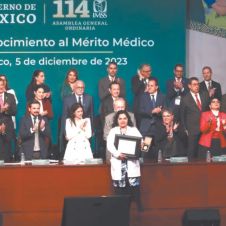 Acude Cuauhtémoc Blanco a entrega de Mérito Médico