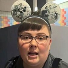 Mujer en Disneyland explota al escuchar a una persona hablar español