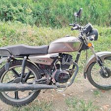 Atención. Un hombre resultó lesionado al caer a una barranca en Cuautla, luego de que perdiera el control de su moto.