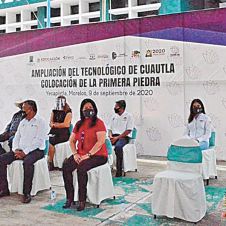 Evento. Al finalizar la ceremonia realizaron la colocación de la primera piedra a cargo del delegado federal Hugo Eric Flores Cervantes.
