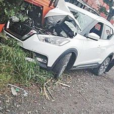 Choca y abandona auto en Morelos