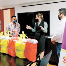 Donan a comuna de Cuernavaca paquetes de cubrebocas