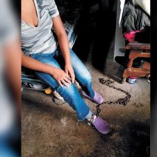Ayuda. Una adolescente de 14 años fue rescatada por policías y personal del DIF, luego de que su madre la dejara encadenada.