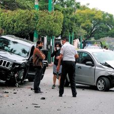 Percance. Así quedaron un Aveo y una camioneta, tras chocar en la avenida Morelos y calle Cuauhtemotzin, de Cuernavaca.