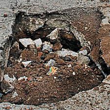 Socavón. El desperfecto en la calle presenta grandes dimensiones, además de tener una profundidad considerable.