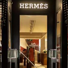 Magnate de Hermès planea heredar más de $6 mil millones de euros a su jardinero