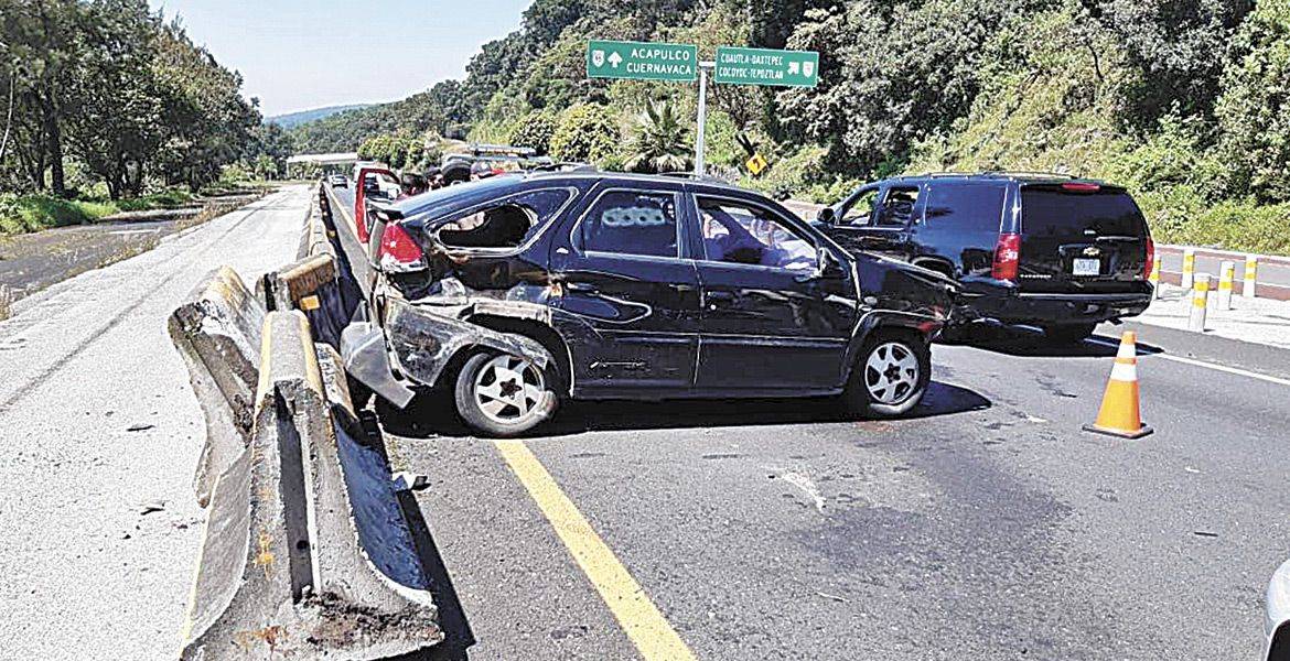 Choca contra muro de contención en la autopista