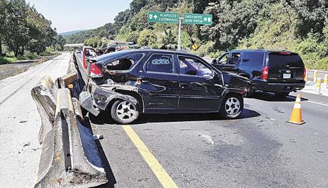 Choca contra muro de contención en la autopista
