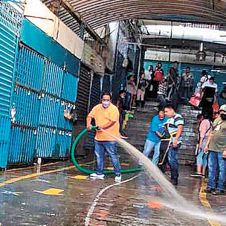 Higiene. Personal del Ayuntamiento de Cuernavaca realizó diversas acciones de limpieza junto con los comerciantes.