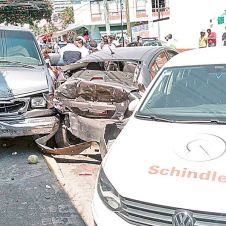 Percance. Una camioneta impactó a dos autos estacionados, arrolló a un ciclista y chocó contra un puesto de frutas, en la Satélite.