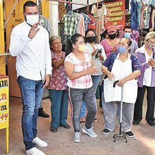 Evento. Celso Nieto entregó un sistema de vigilancia de 16 puertos, que comprenden 10 cámaras, para los comerciantes del mercado.