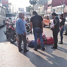 Morelos: Arrolla motociclista a mujer en Cuernavaca