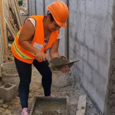 mujer albañil.jpg