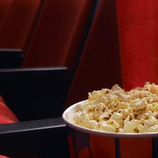¡Hoy es Día Internacional de las Palomitas de Maíz! aquí te contamos como se adaptó esta popular botana en los cines y su origen 