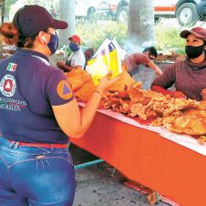 Prevención. Los recorridos del convoy, que integra a varias dependencias, es con el fin de convencer a la población de cuidarse.