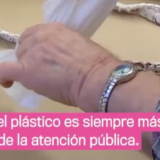 Abuelitas tejen mantas para los indigentes con bolsas de plástico