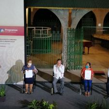 amlo en la estacion.jpg