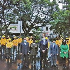 A media asta la Bandera, en recuerdo de las víctimas de los sismos del 19S