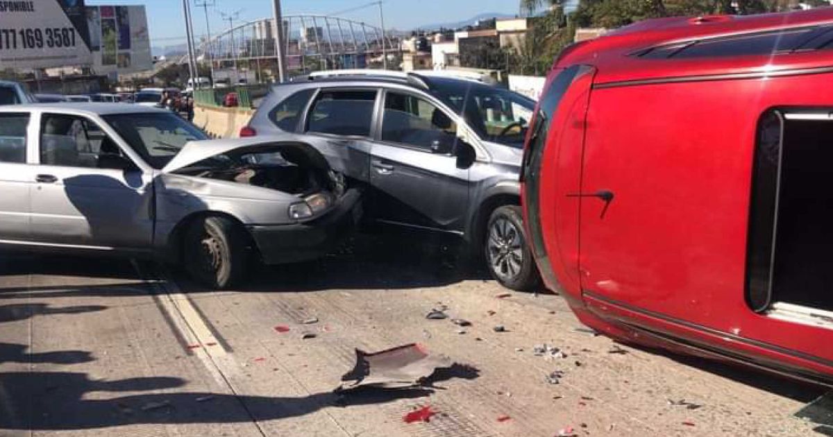 Se registra carambola en la autopista