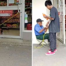 abuelito se las ingenia para ganarse un dinerito.jpg