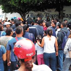 retienen-padres-a-funcionarios-041018.jpg