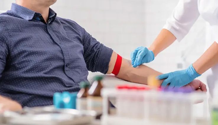 Análisis de sangre pueden detectar el riesgo de demencia hasta 10 años antes