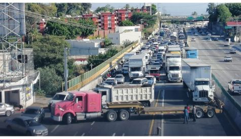 Colapsan camioneros principales accesos a Cuernavaca (1).jpg