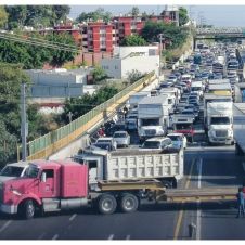 Colapsan camioneros principales accesos a Cuernavaca (1).jpg