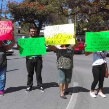 Bloquean padres calles en la Barona; exigen alto a robos.jpg