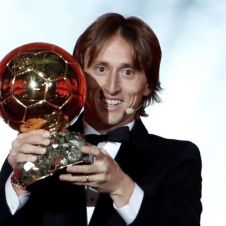 Luka Modric se impone ante Messi y Ronaldo, ganando el Balón de Oro.jpg