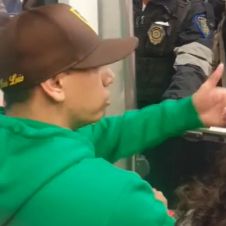Hombre se resiste a bajar de vagón exclusivo para mujeres .jpg