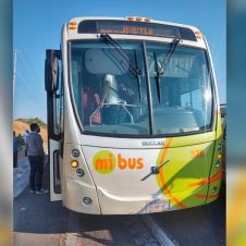 Pasajeros golpean brutalmente a presunto delincuente en Xochitepec