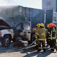Arde camioneta en la México-Cuernavaca