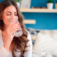Mujer-tomando-agua-filtro-301021.jpg