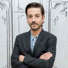 Diego Luna apoya a periodistas 1.jpg