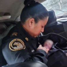 Policías ayudan a mamá a dar a luz.jpg