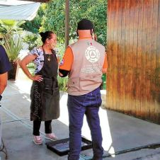 Conciencia. Personal de Protección Civil y Guardia Nacional va negocio por negocio para conminar a respetar medidas sanitarias.