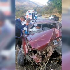 Tras choque quedan atrapados en el vehículo en Morelos
