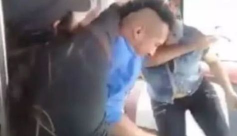 Se subió a robar al camión donde viajaba su mamá y lo agarra a chanclasos.jpg